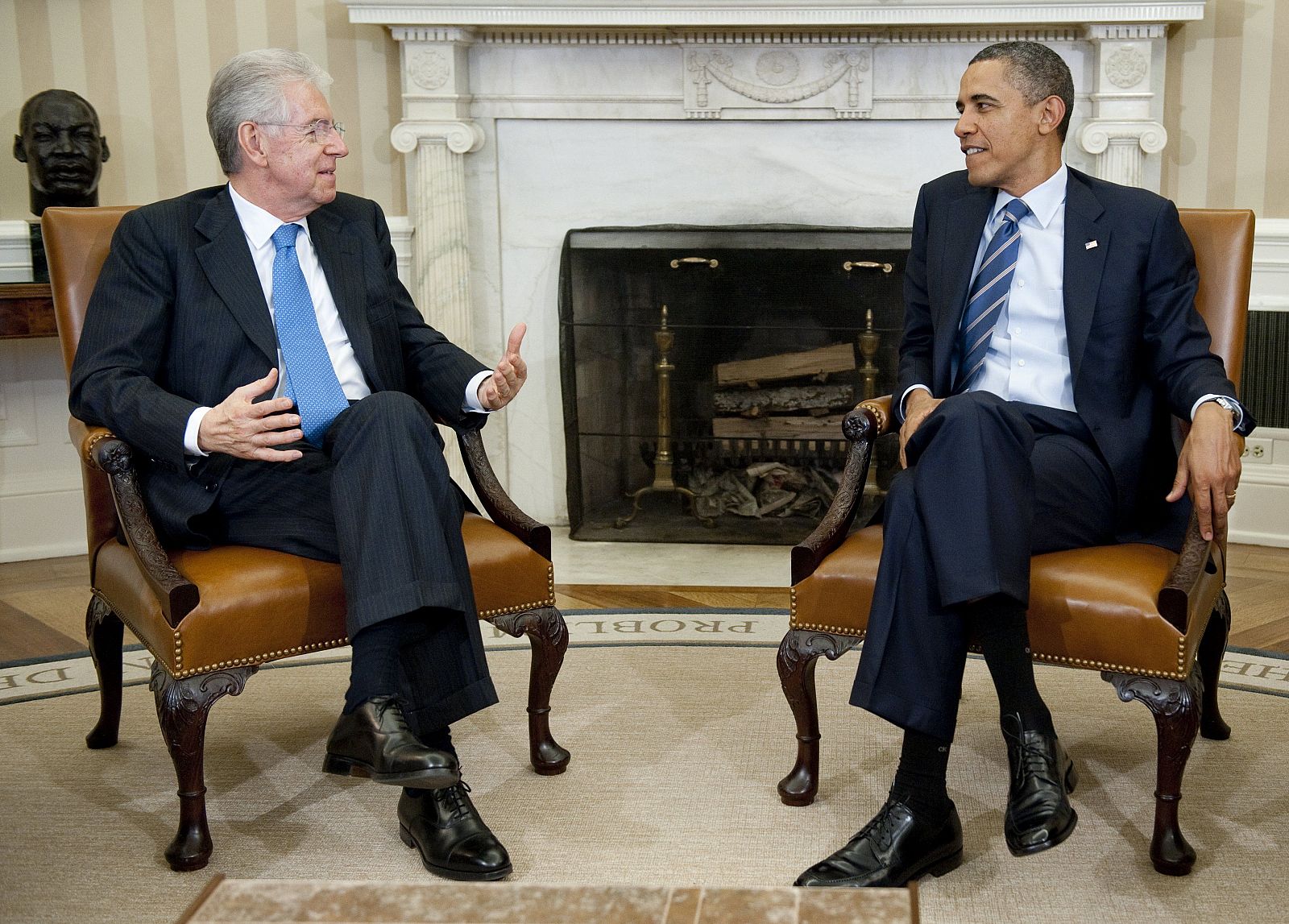 El presidente de EE.UU., Barack Obama y el primer ministro italiano, Mario Monti, durante la reunión en la Casa Blanca