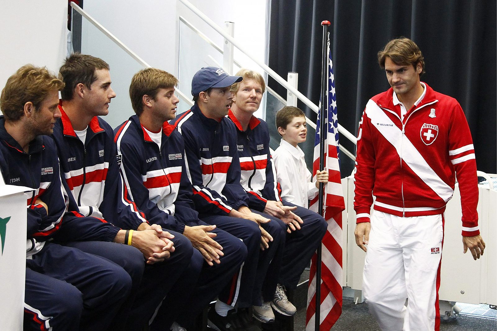 Roger Federer saluda al equipo de EE.UU. con el que se enfrentará en primera ronda de la Copa Davis