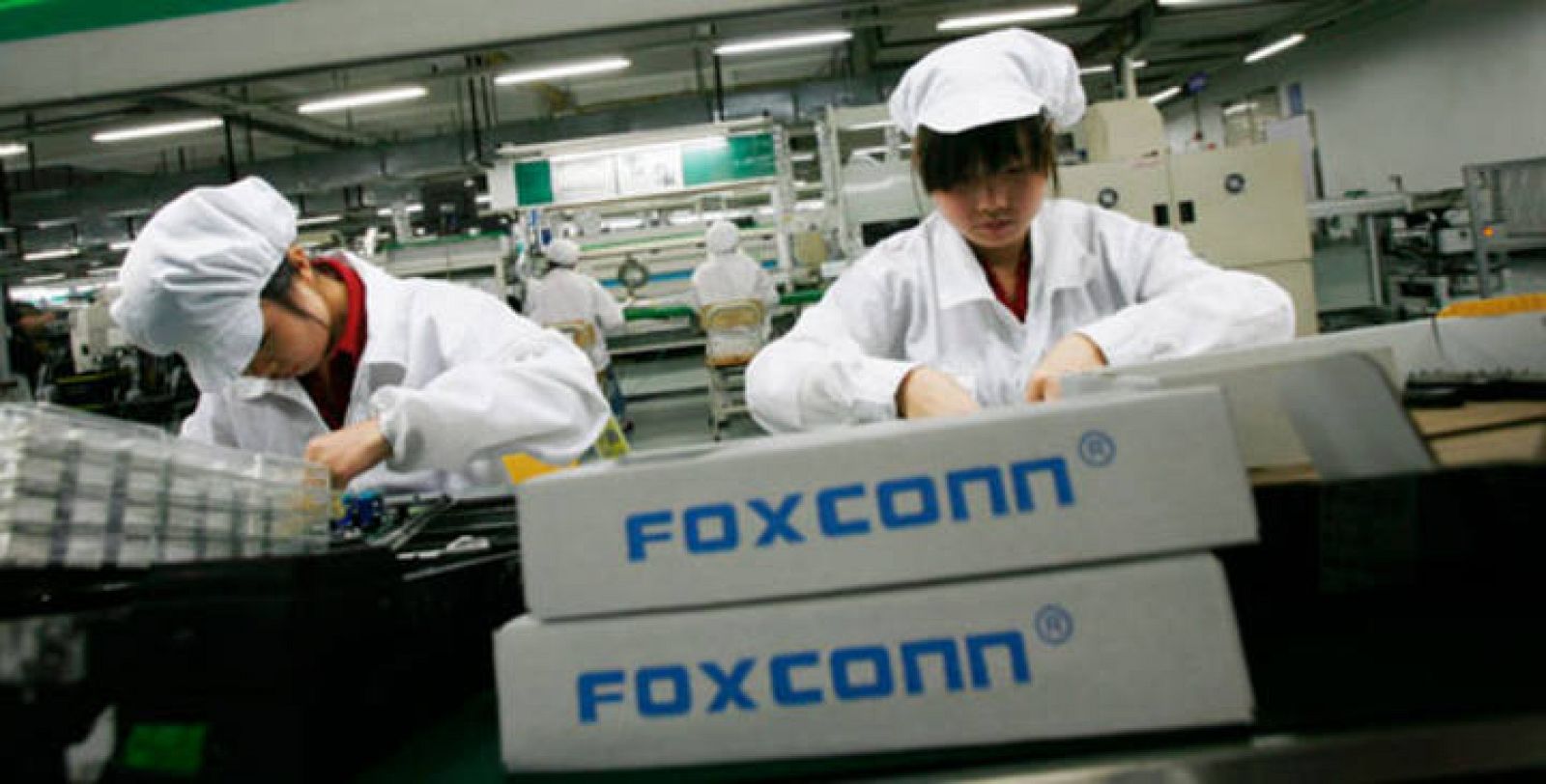 Una trabajadora de Foxconn ensambla uno de los productos electrónicos fabricados en la compañía taiwanesa