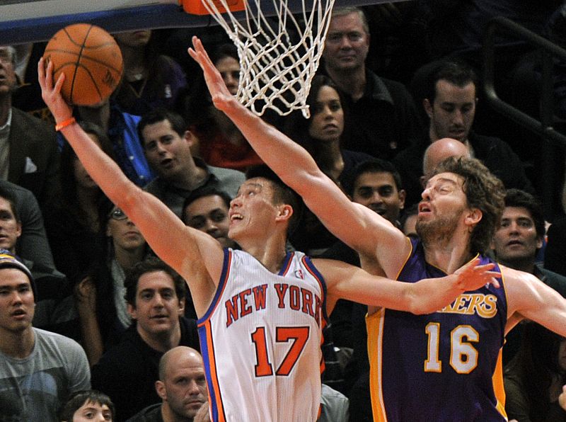 El base Jeremy Lin, ante la defensa de Pau Gasol.