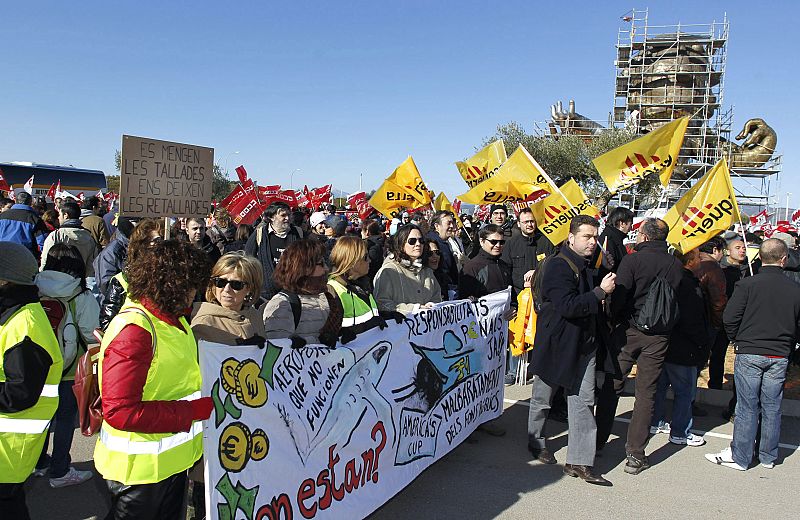 MANIFESTANTES EN LOS ACCESOS DEL AEROPUERTO DE CASTELLÓN CONTRA LOS "SIMBOLOS DEL DERROCHE"