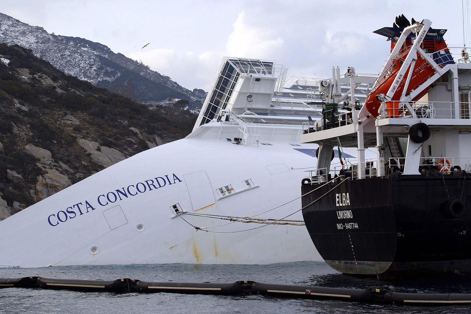 Un buque extrae el carburante del Costa Concordia