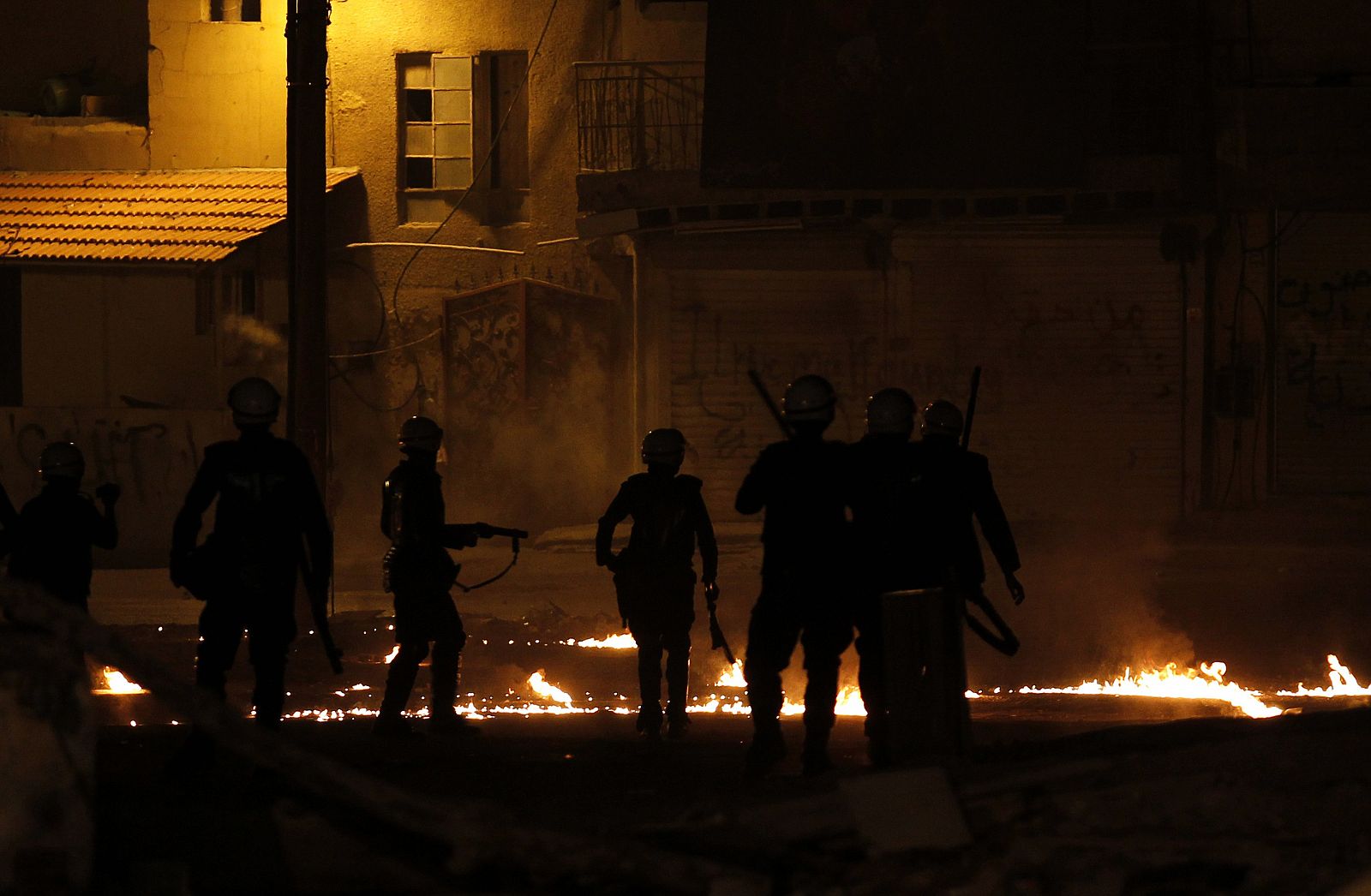 Enfrentamientos entre la policía y manifestantes en la ciudad de Diraz (Baréin), al oeste de Manama