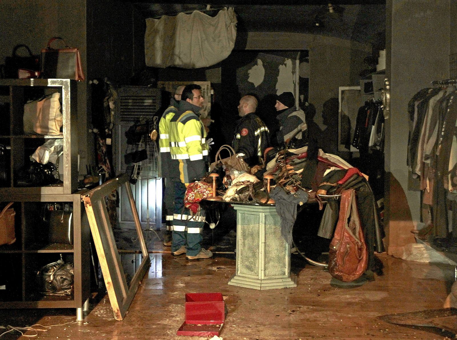 OCHO HERIDOS, ENTRE ELLOS 5 BOMBEROS, EN UNA EXPLOSIÓN EN UNA TIENDA DE BARCELONA