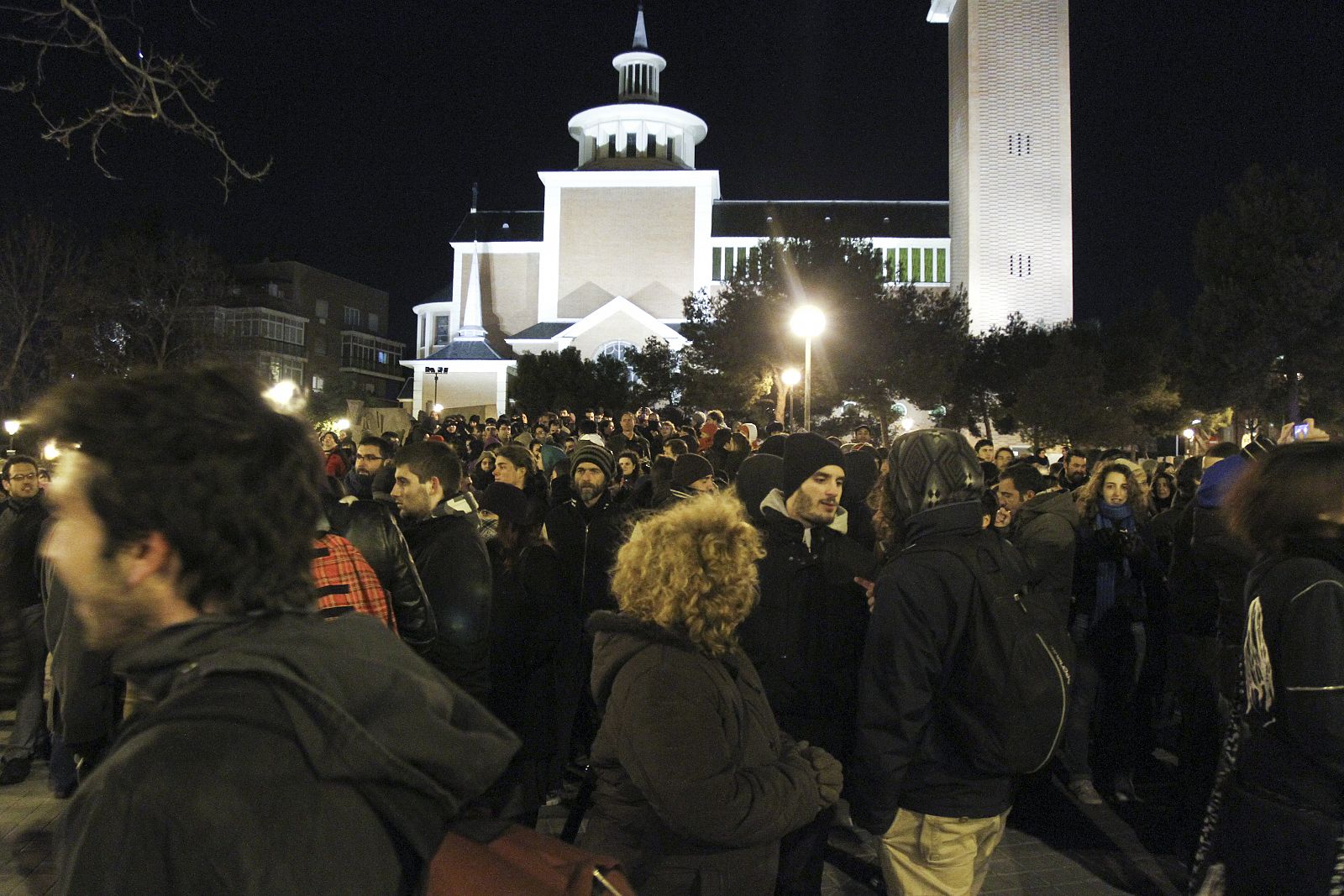 Cientos de manifestantes se han reunido a las puertas de la embajada de Grecia en solidaridad con el pueblo heleno