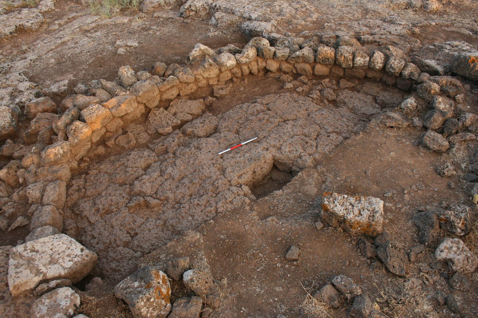 Cabaña circular con muro periférico en piedra. En el poblado se documentan las primeras etapas en la evolución de la cabaña a la casa, clave en la aparición de las primeras sociedades de agricultores y ganaderos.