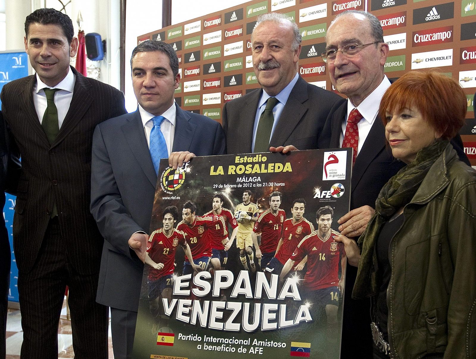 Vicente del Bosque, en el centro junto a otras personalidades, durante la presentación del España - Venezuela