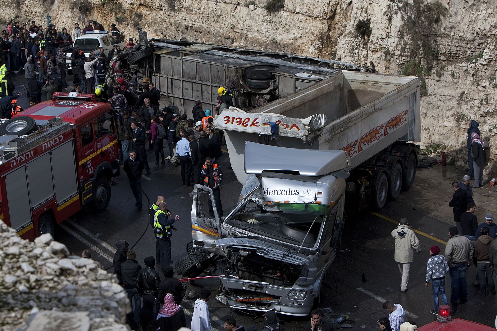 Imagen del autobús escolar y del camión tras el accidente en la carretera de Cisjordania