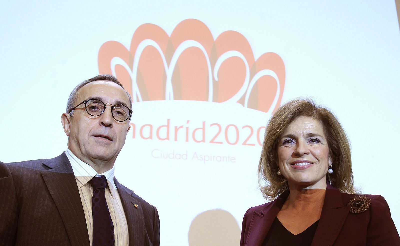 Alejandro Blanco (i), presidente del Comité Olímpico Español y de la oficina Madrid 2020, y Ana Botella, alcaldesa de Madrid, con el logotipo de la candidatura.