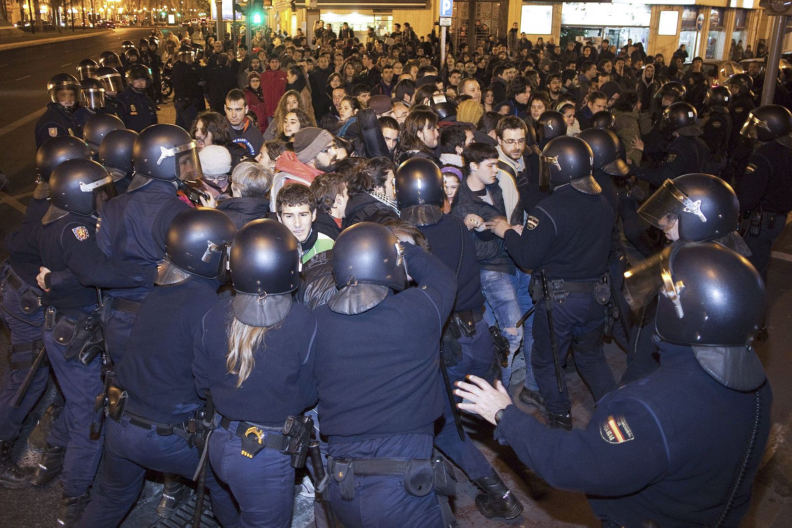 LA POLICÍA CARGA CONTRA ESTUDIANTES VALENCIANOS QUE PIDEN LA LIBERTAD DE SUS COMPAÑEROS DETENIDOS