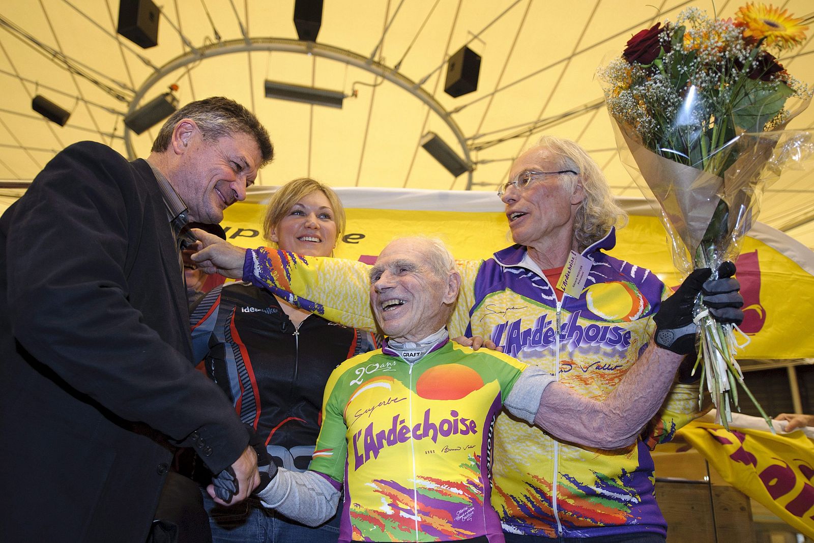 UN FRANCÉS BATE EL RÉCORD DE LA HORA PARA CICLISTAS DE MÁS DE 100 AÑOS DE EDAD