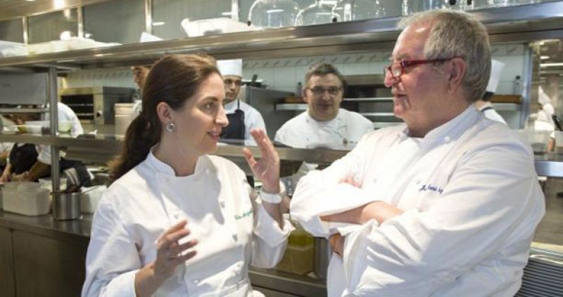 El cocinero vasco Juan Mari Arzak conversa con su hija Elena.