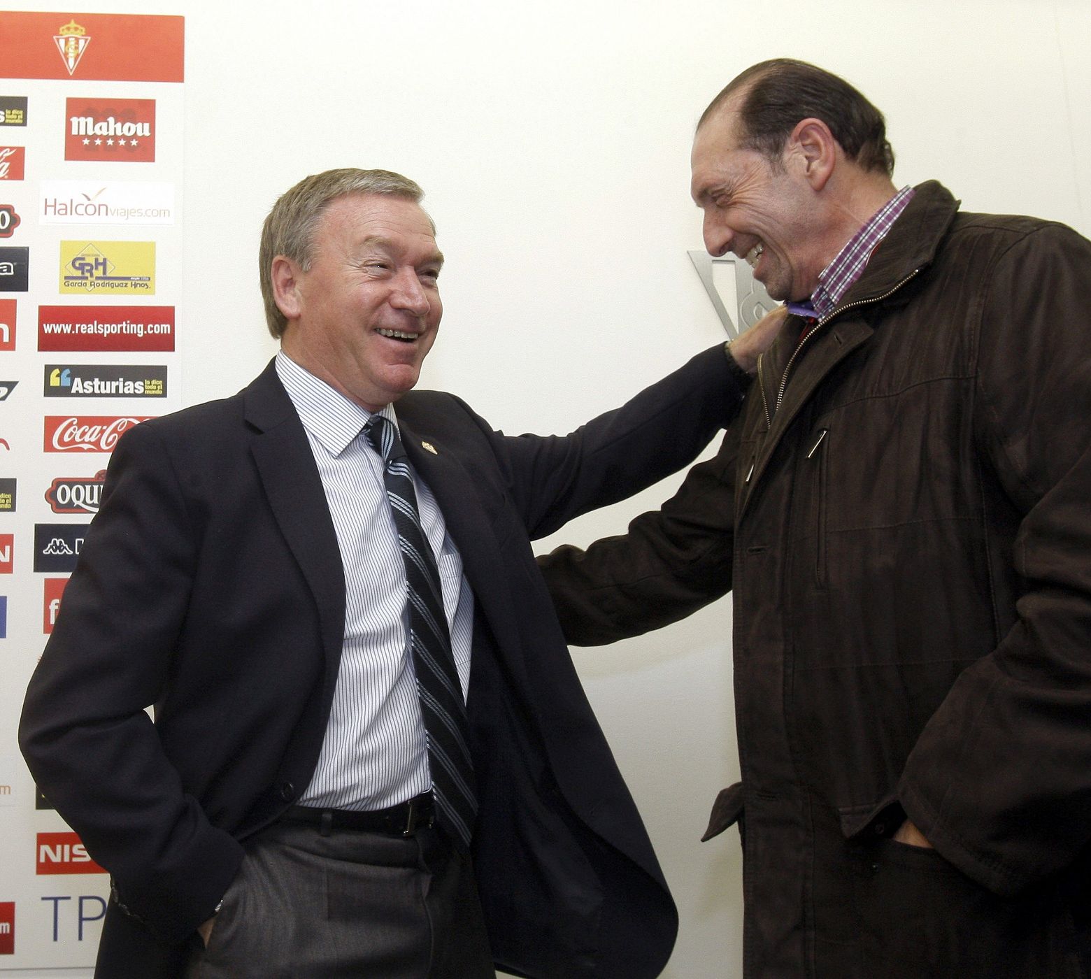 El nuevo entrenador del Sporting de Gijón, Javier Clemente, saluda a Enrique Castro 'Quini'