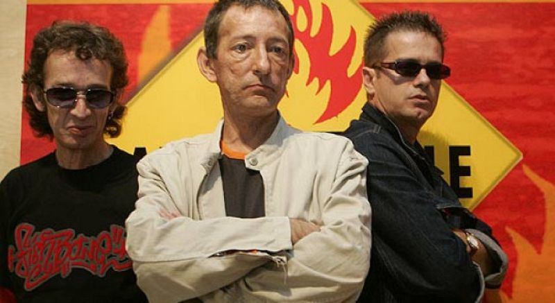 Enrique Sierra (centro) junto al resto de componentes de Radio Futura, los hermanos Luis (i) y Santiago Auserón.