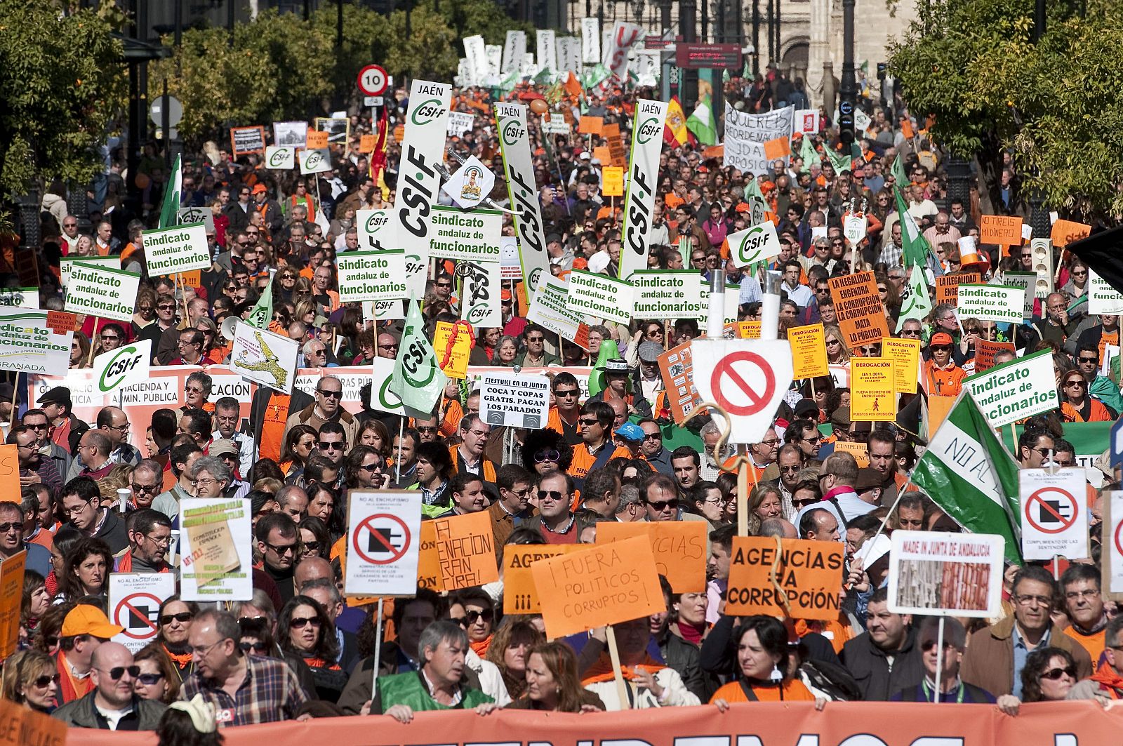 FUNCIONARIOS E INTERINOS OPOSITORES SE MANIFIESTAN POR EL CENTRO DE SEVILLA