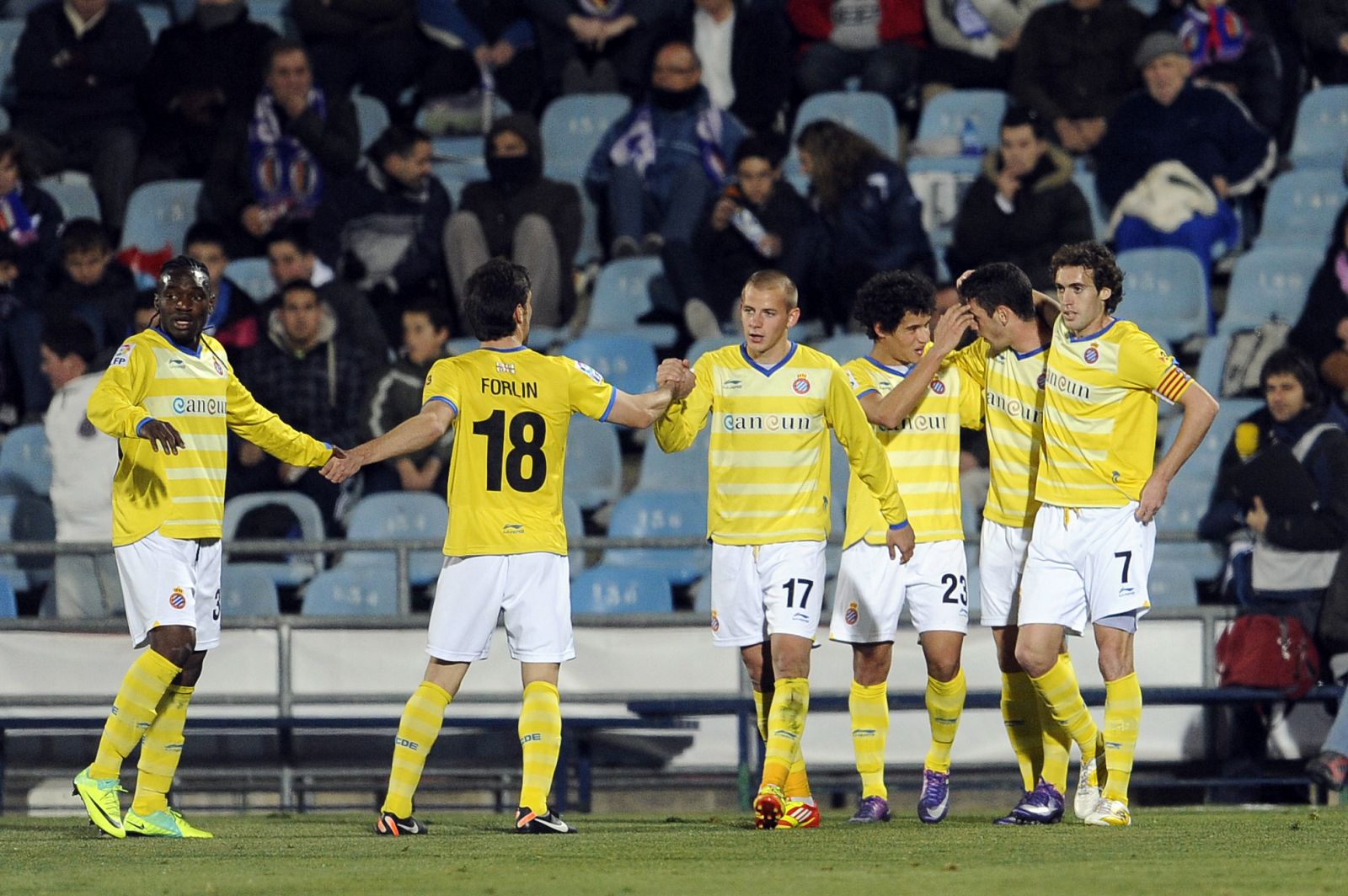 Los jugadores del Espanyol celebran el gol de Álvaro Vázquez