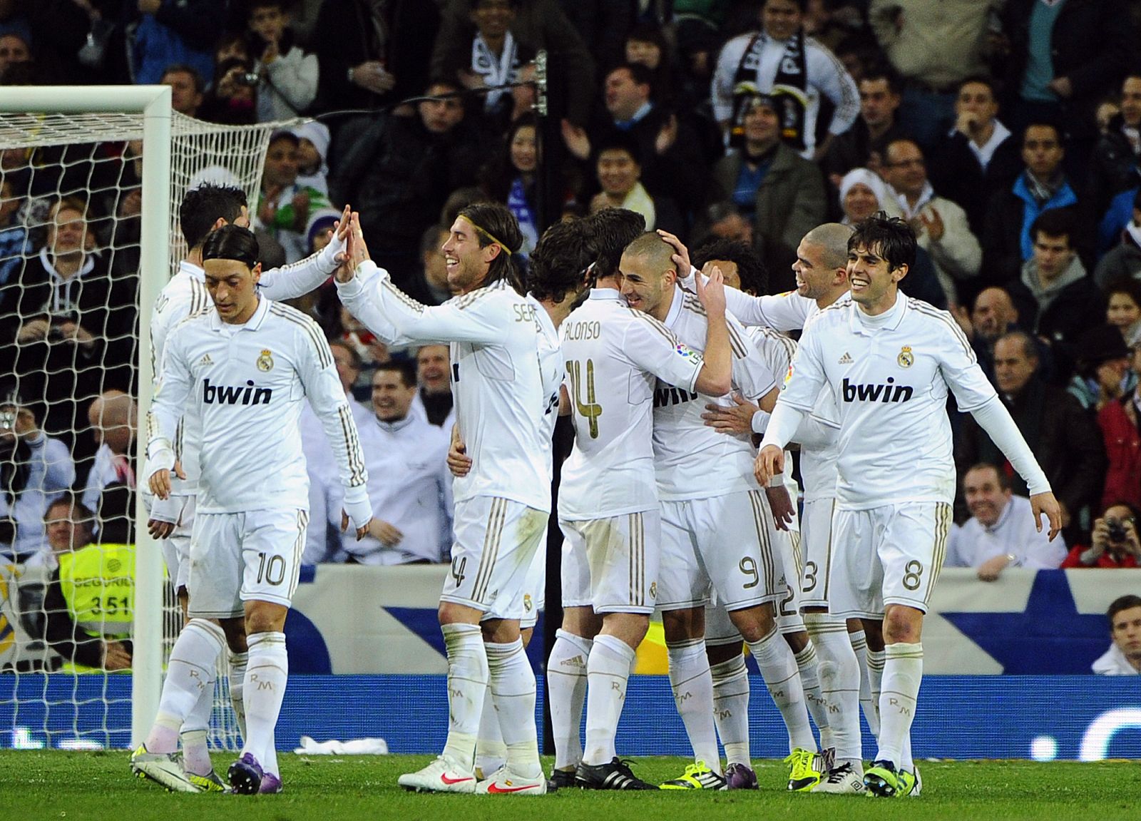 El Real Madrid celebra su triunfo frente al Racing