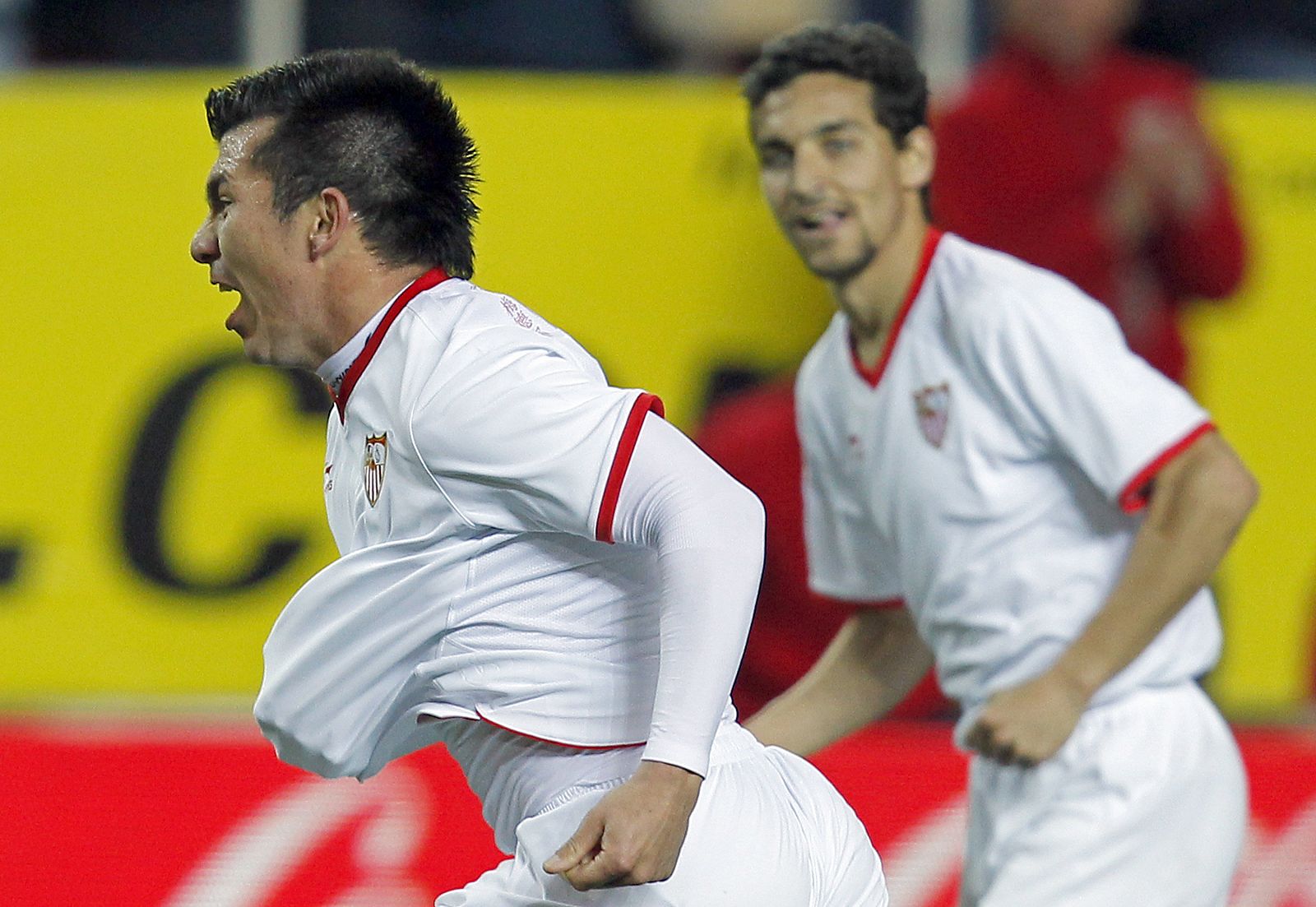 Gary Medel (i) celebra su gol ante la mirada de su compañero Jesús Navas