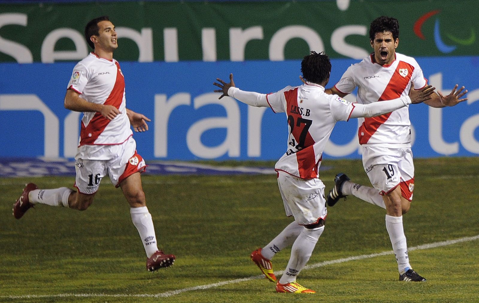 Los jugadores del Rayo celebran con Diego Costa uno de sus goles