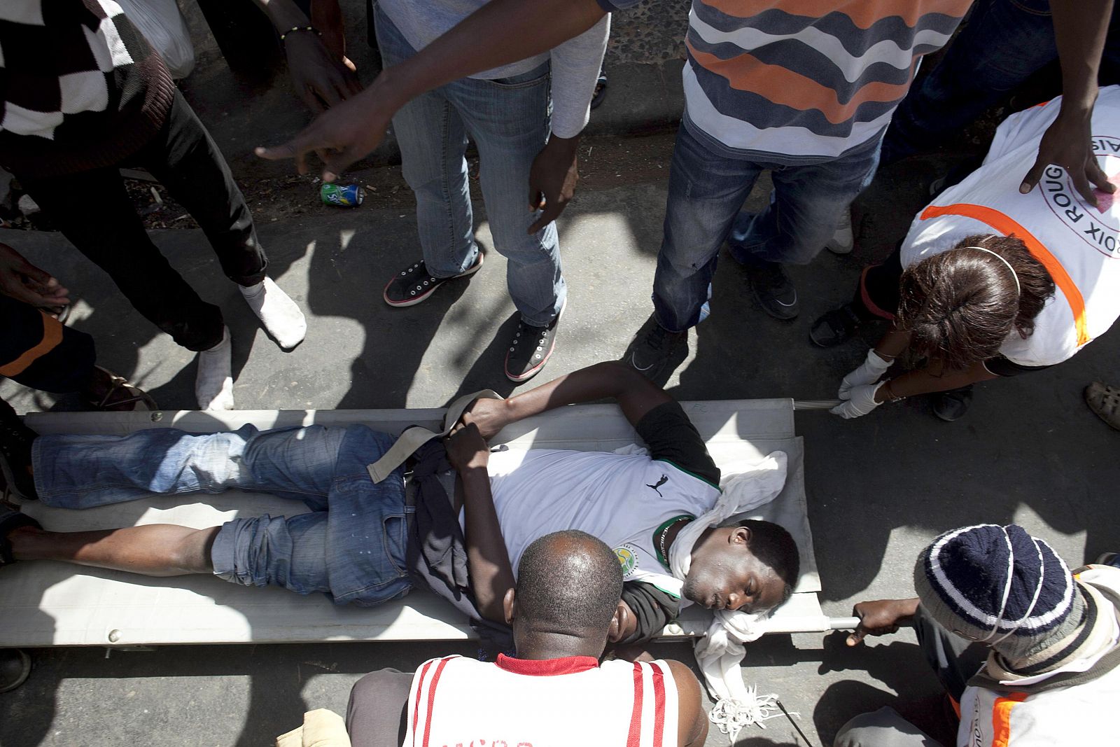 Médicos atienden a un joven herido en Dakar este domingo