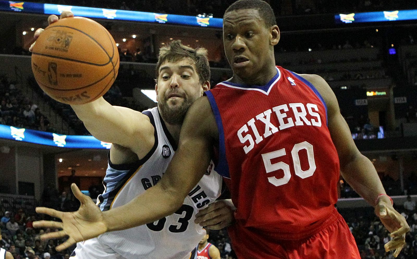 El jugador español Marc Gasol (i) de los Memphis Grizzlies en acción ante la defensa de Lavoy Allen (d) de los Philidelphia 76ers.