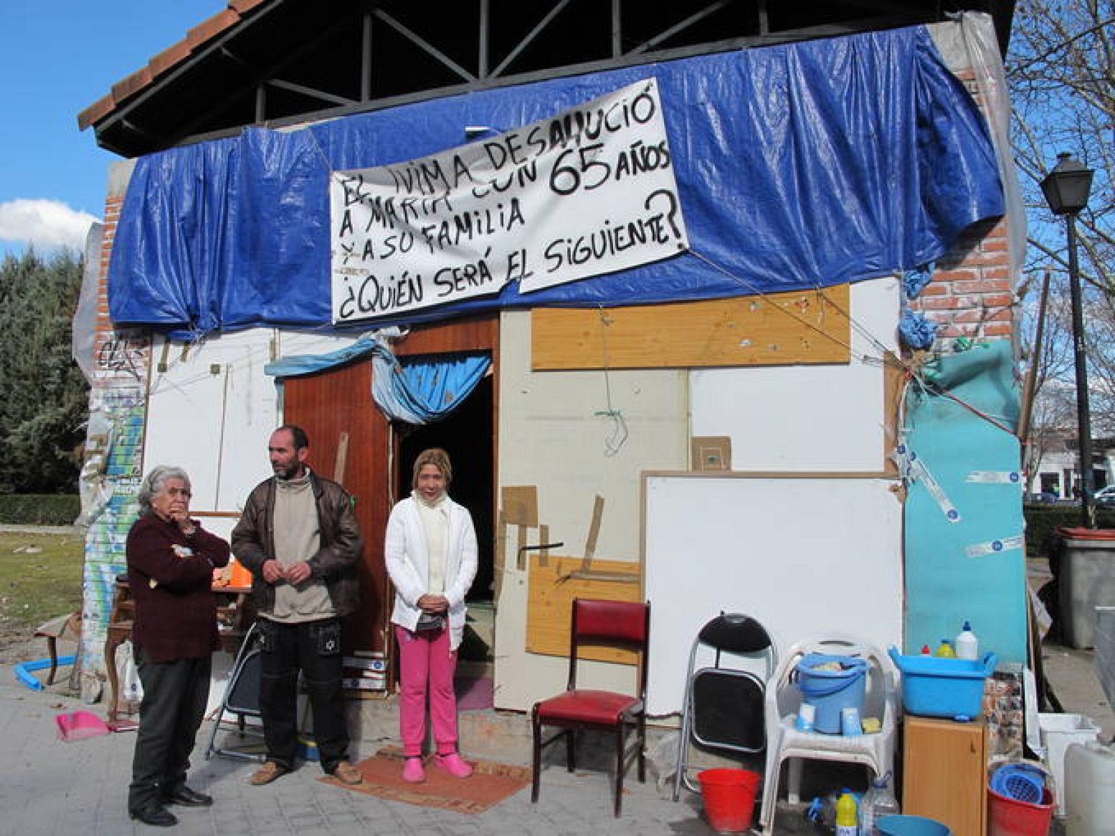Carmen y su familia en la puerta del chamizo donde viven desde hace unos meses