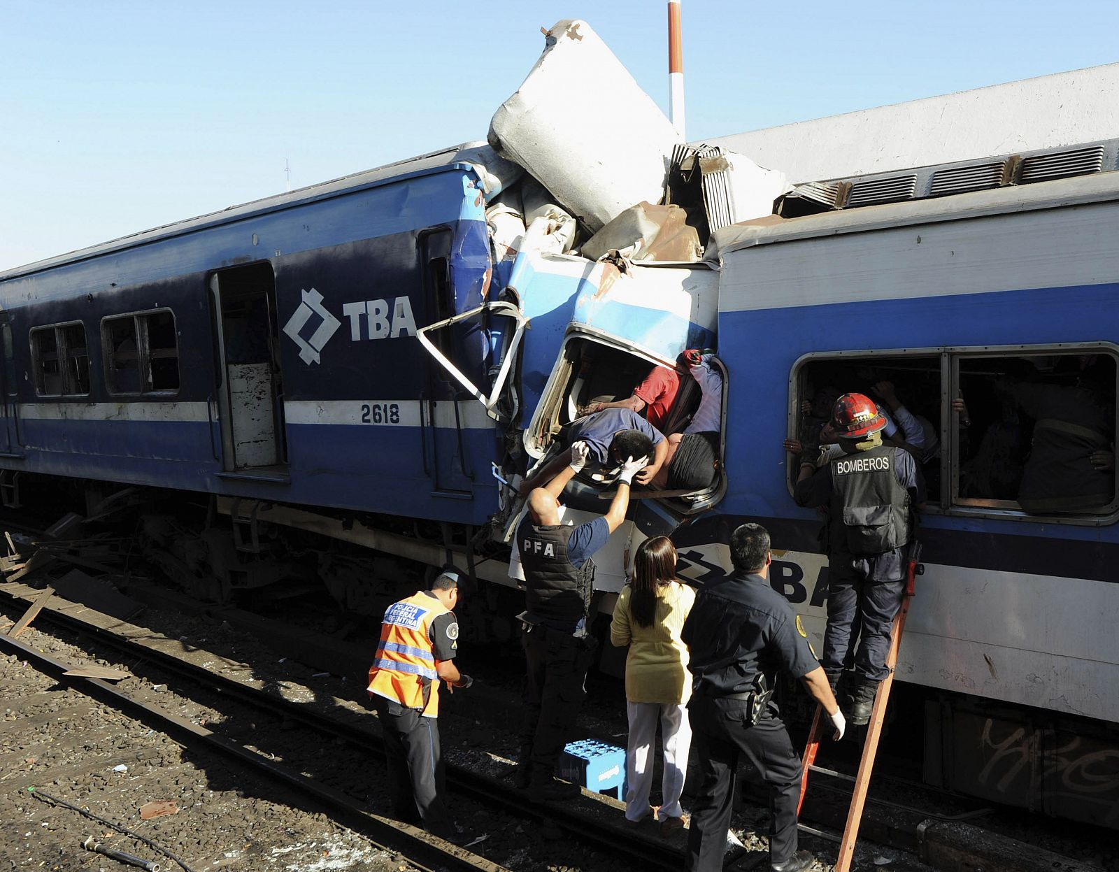 Equipos de rescaten liberan a pasajeros atrapados tras el descarrilamiento de un tren en Buenos Aires