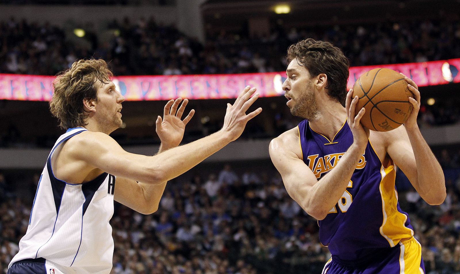 Pau Gasol, de los Lakers, y Dirk Nowitzki, de los Dallas Mavericks, cara a cara en el partido que les enfrentó con victoria para los angelinos.