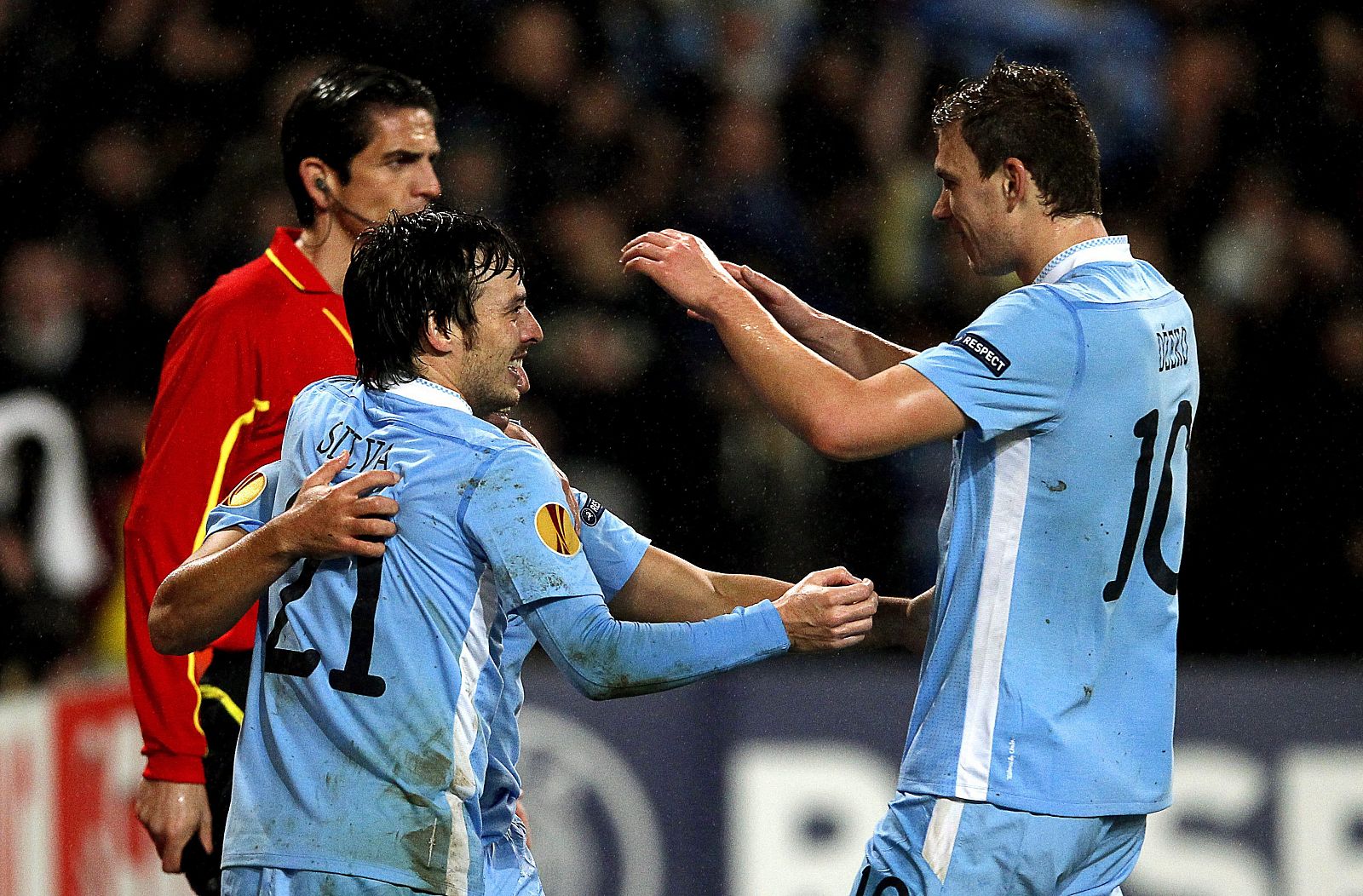 David Silva del Manchester City (i) celebra uno de los goles de su equipo ante el Oporto en la Liga Europa.