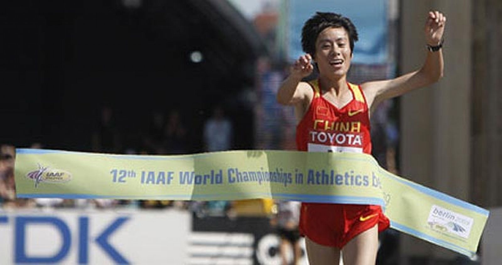 Imagen de una corredora de maratón china.