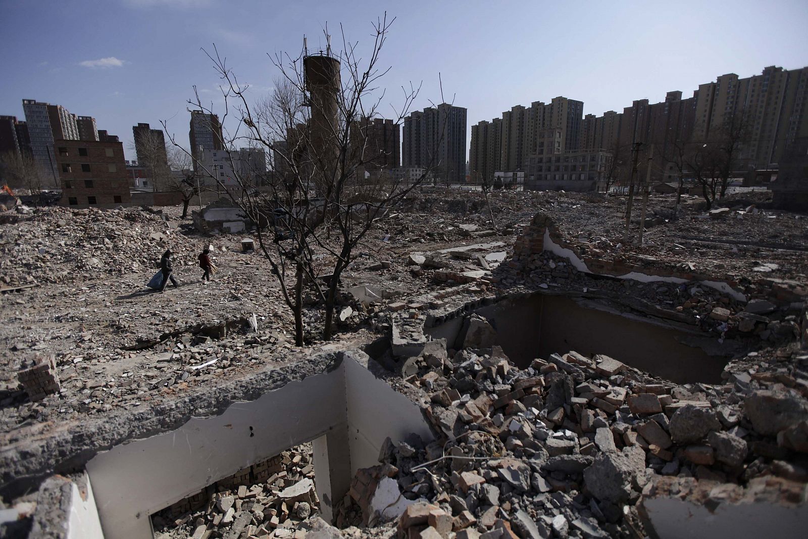 Imagen de un barrio demolido junto a un área residencial de Pekín.