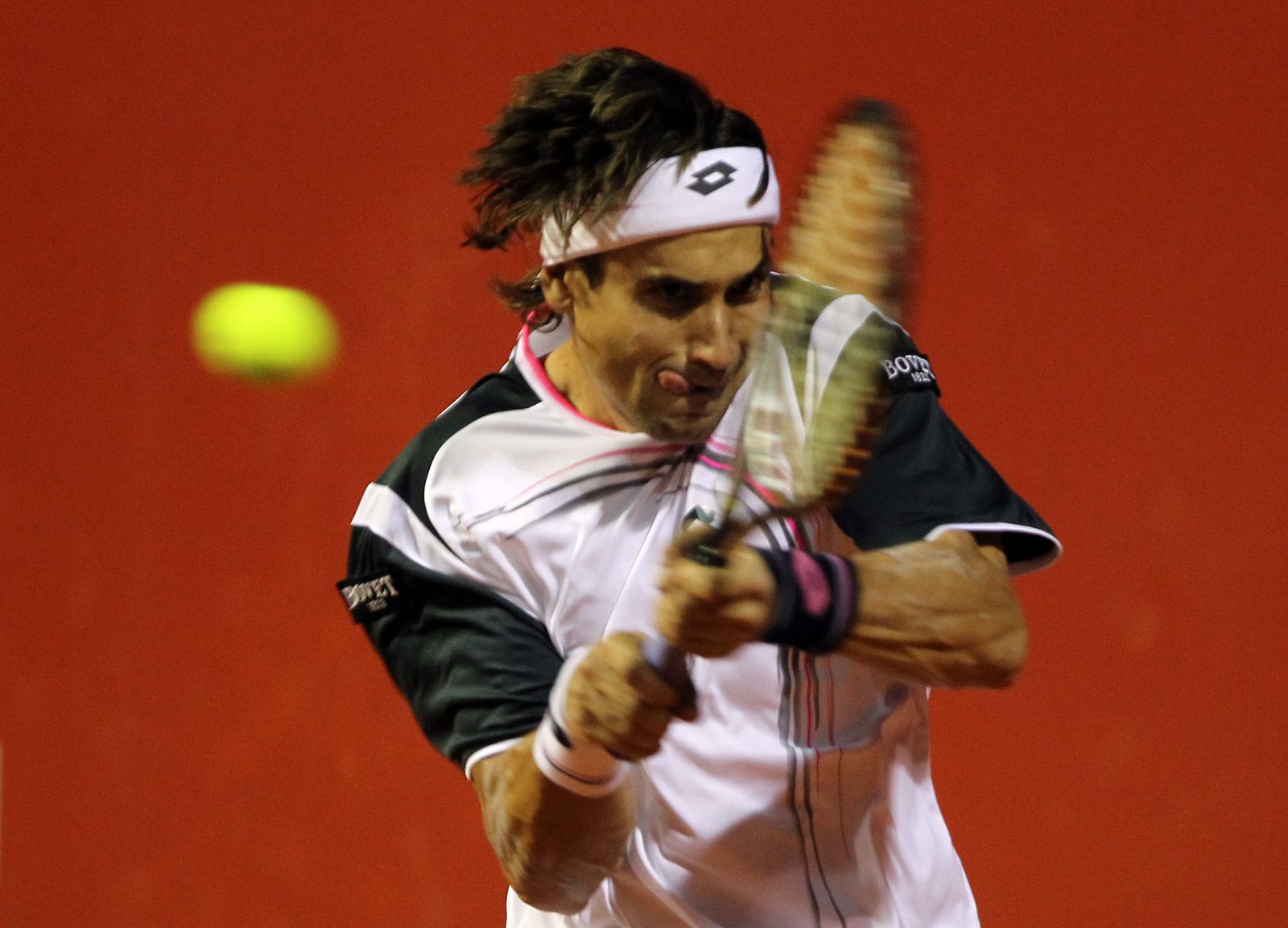 El tenista español David Ferrer devuelve una bola al chileno Fernando González.