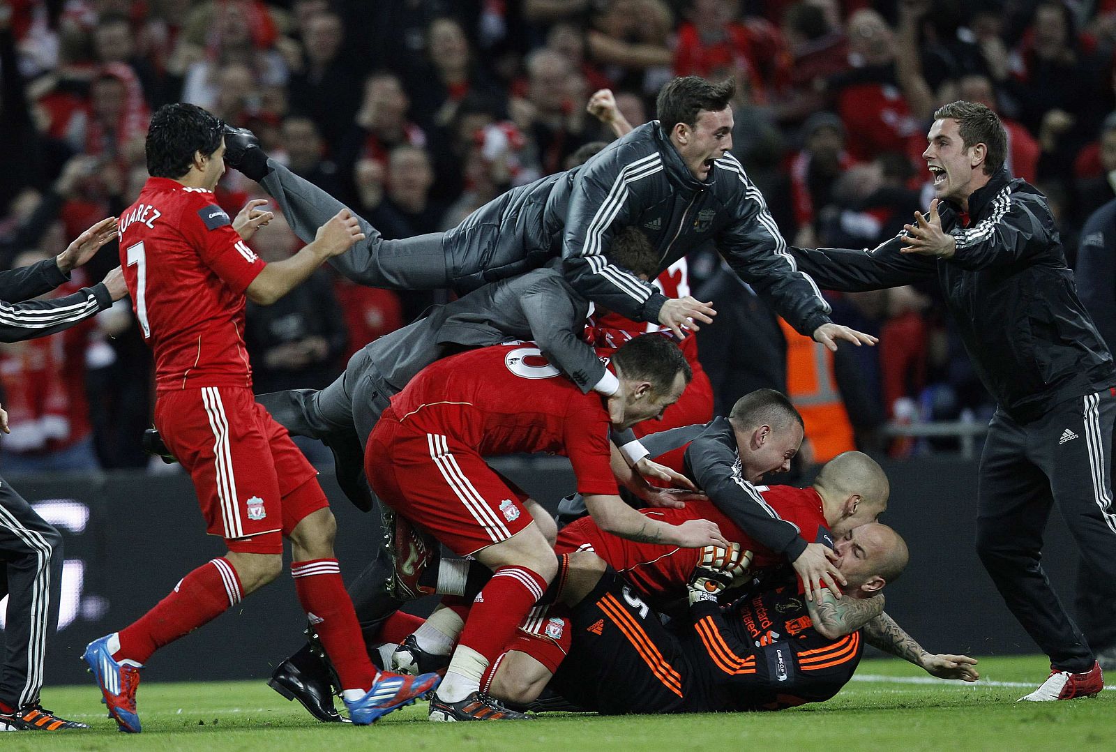 Los jugadores del Liverpool celebran con Reina la victoria en la tanda de penaltis.