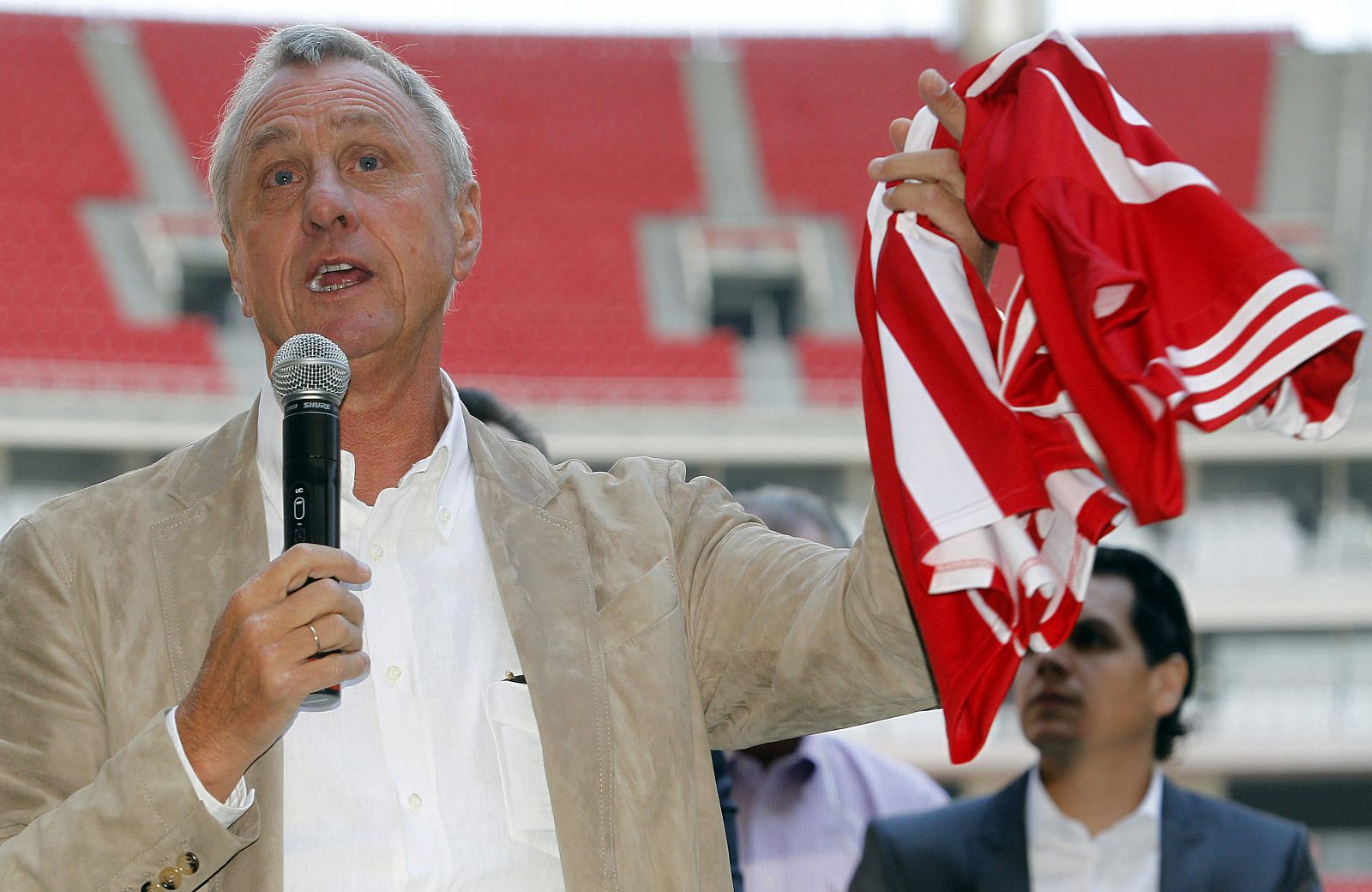 Johan Cruyff durante su presentación como nuevo asesor técnico de las Chivas de Guadalajara.