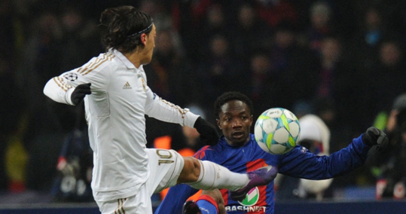 Özil lucha por el control del balón ante la presión de Ahmed Musa del CSKA de Moscú.