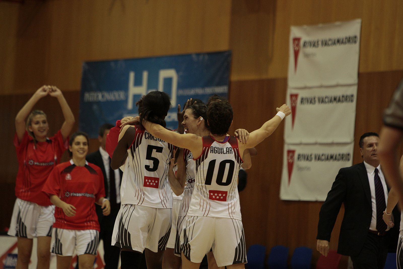 Imagen de las jugadoras del Rivas Ecópolis celebrando una victoria.