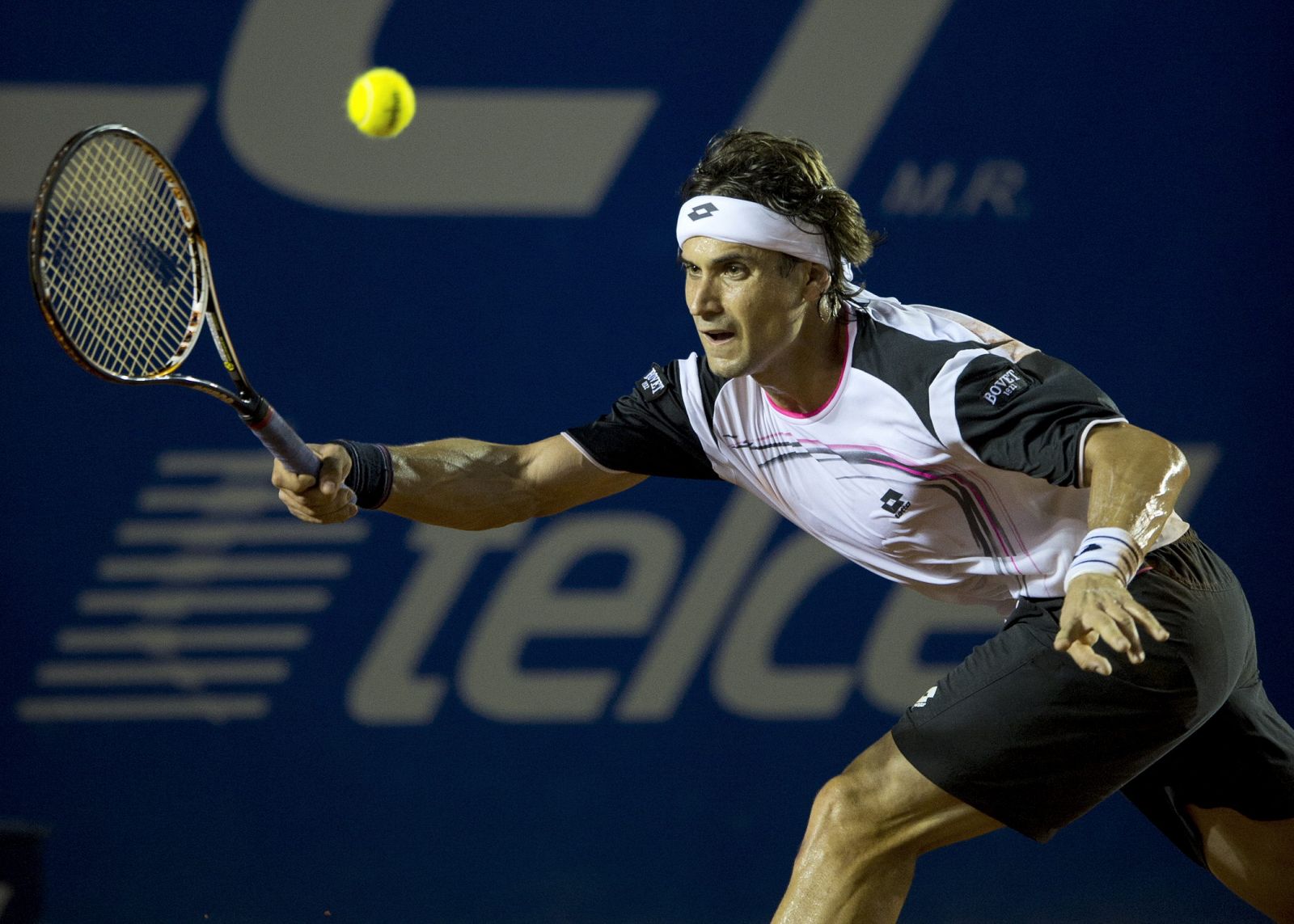El tenista español David Ferrer devuelve una bola al mexicano Santiago González