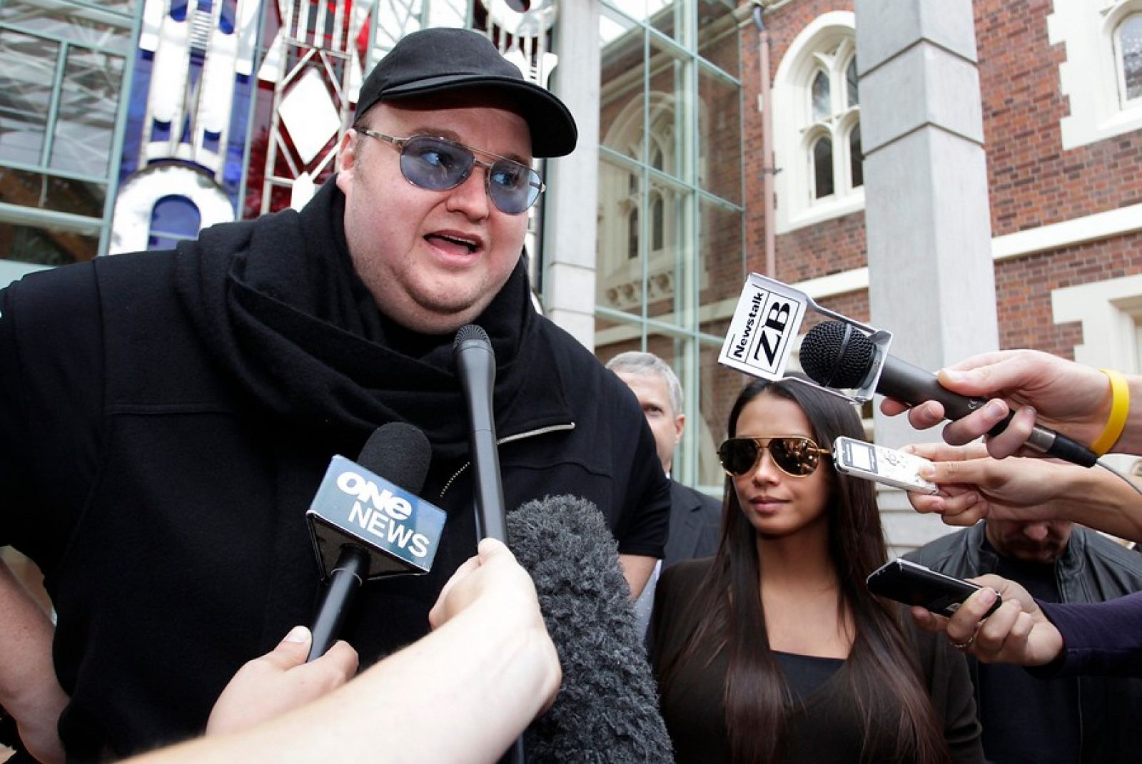 Kim 'Dotcom' atiende a los medios tras su salida del Tribunal junto a su esposa Mona