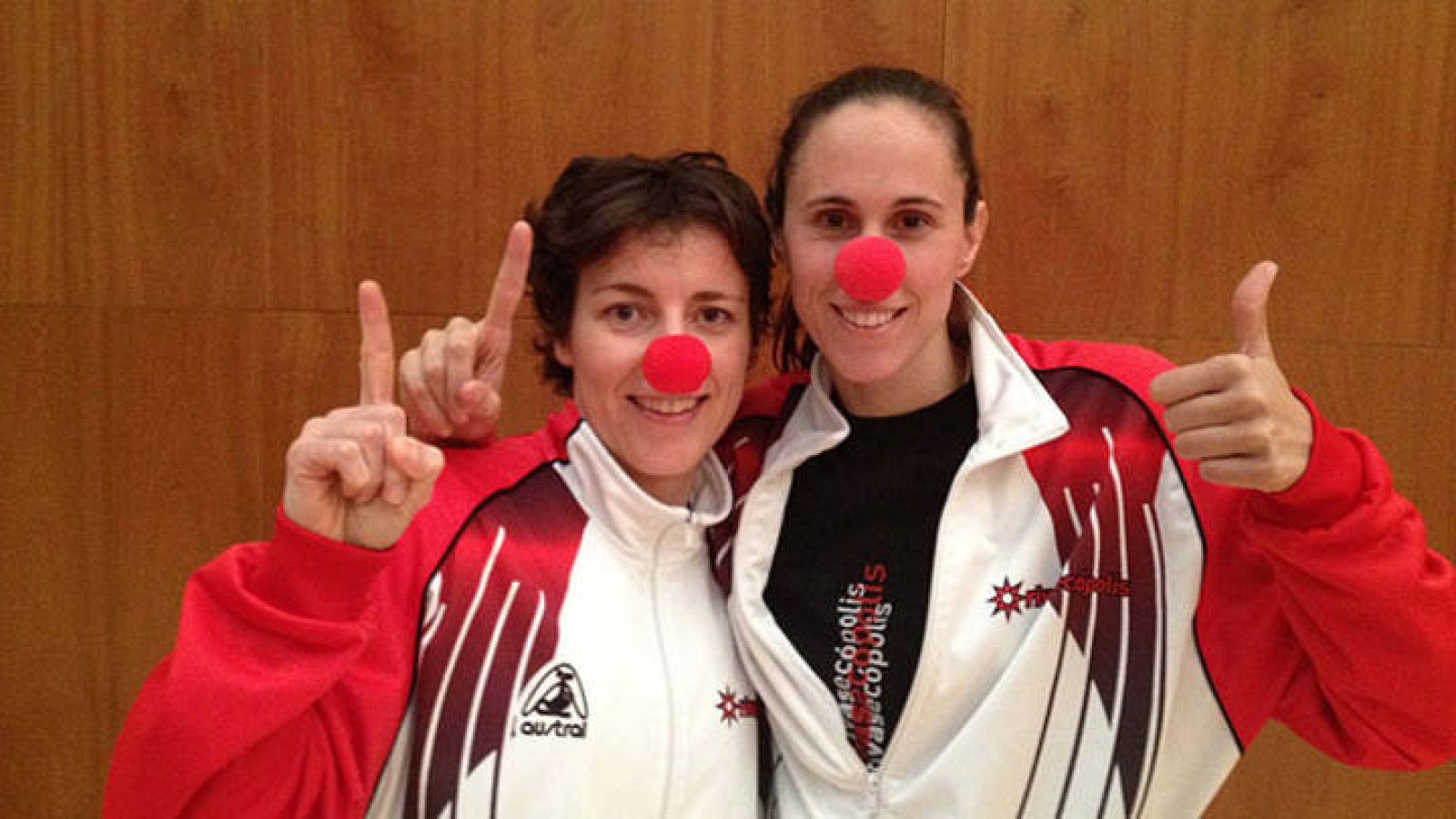 Las jugadoras del Rivas Ecópolis Eelisa Aguilar y Amaya Valdemoro con la nariz roja.