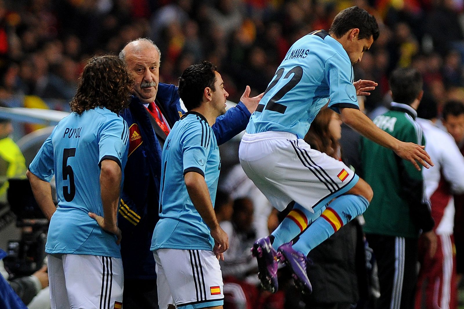 El seleccionador español, Vicente del Bosque, habla con sus jugadores.