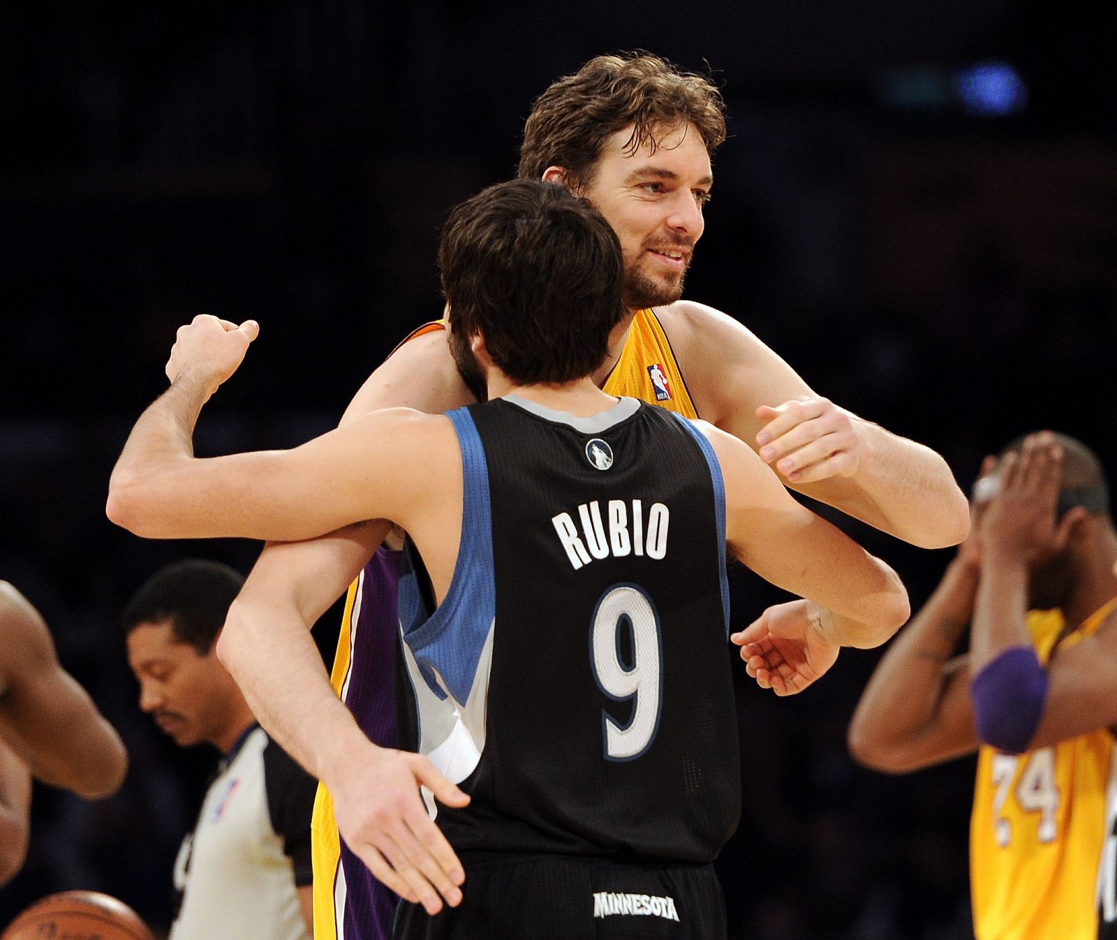 Pau Gasol se abraza con Ricky Rubio al finalizar el partido Lakers - Timberwolves