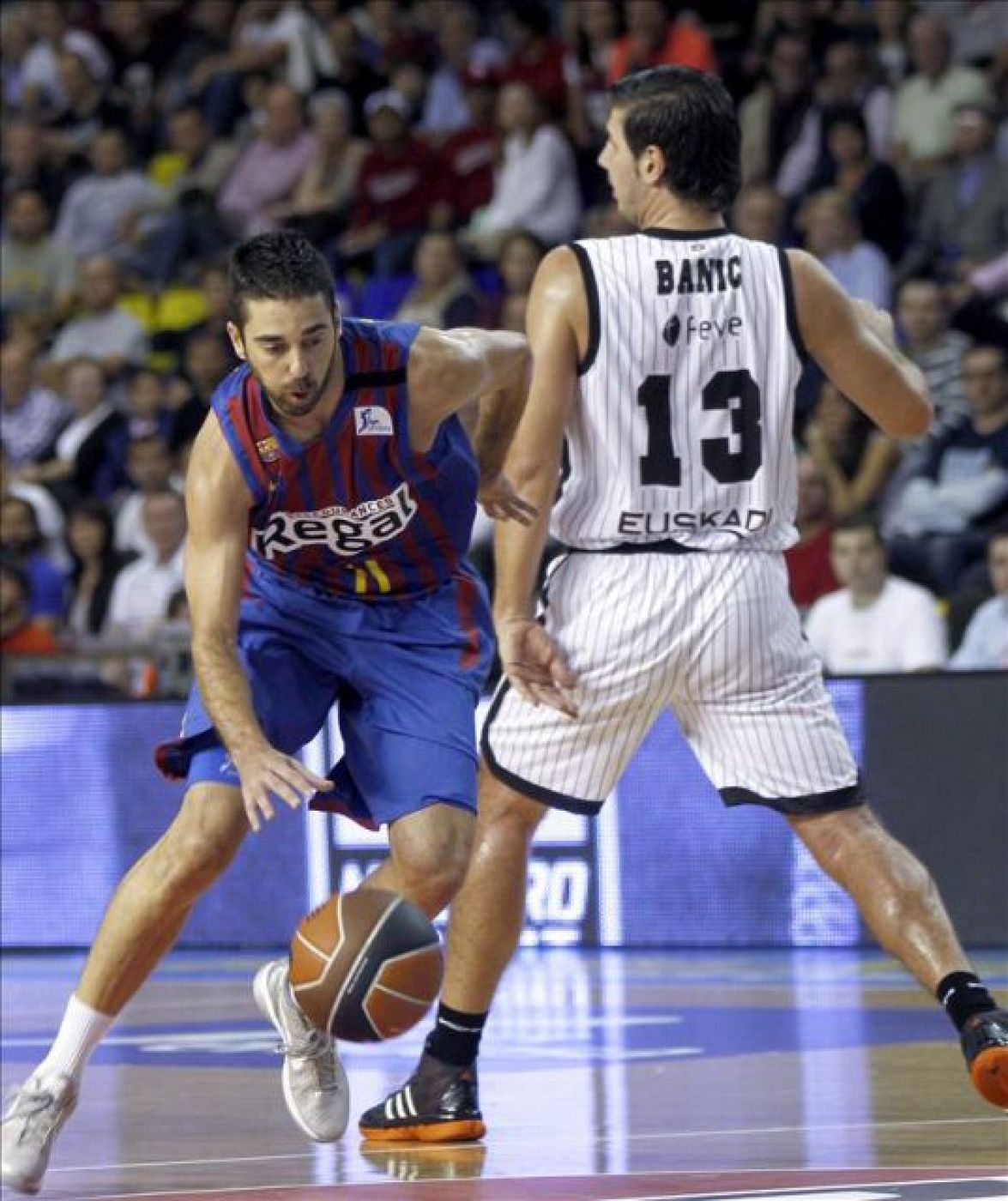 El escolta del FC Barcelona Regal Juan Carlos Navarro controla el balón ante el ala-pívto croata del Bizkaia Bilbao, Marko Banic