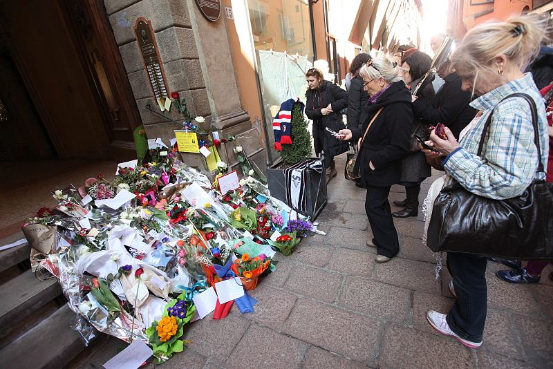 SEGUIDORES DEPOSITAN FLORES ANTE SU CASA