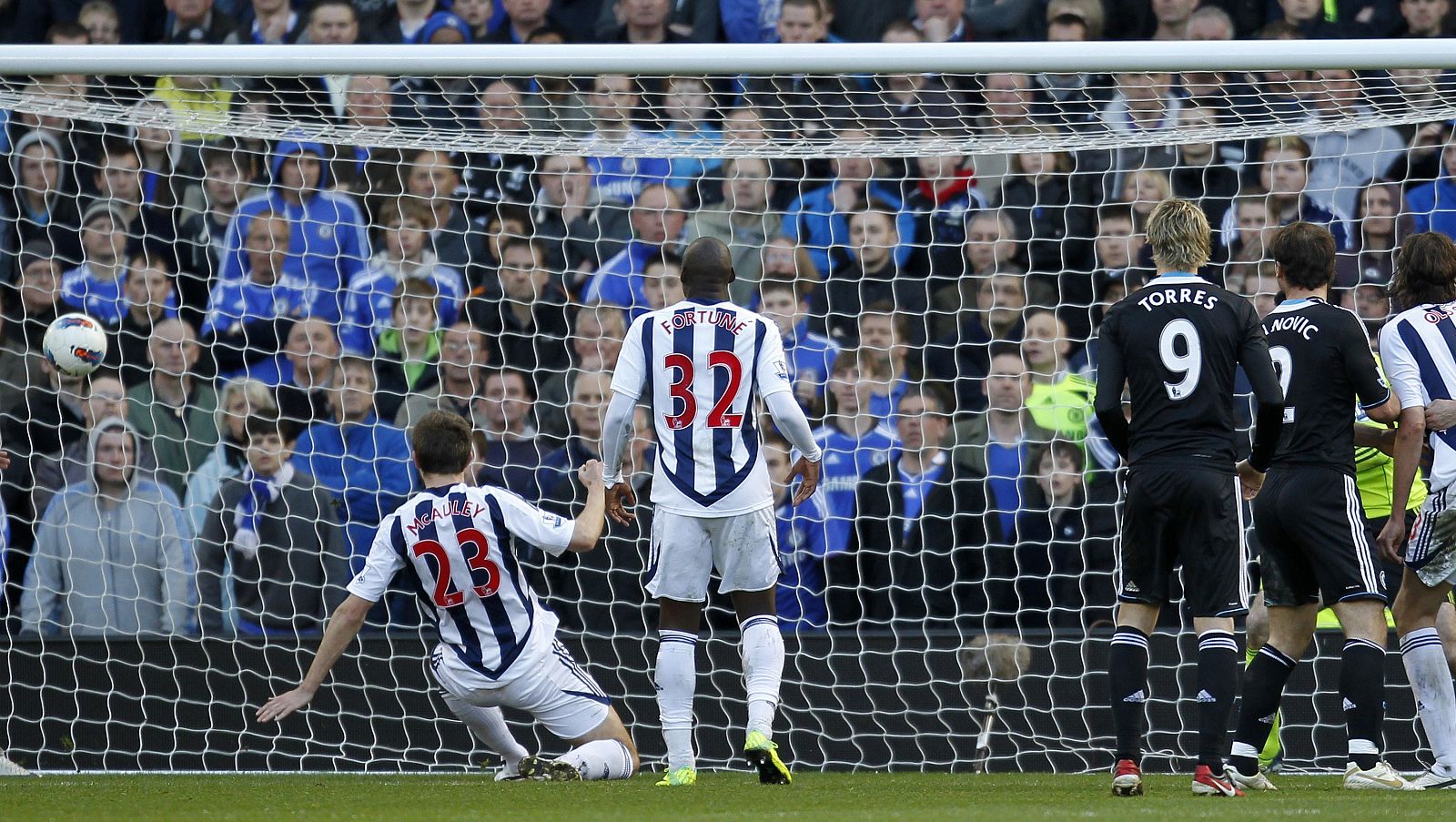 Gareth McAuley anota para el West Bromwich ante la mirada del español Fernando Torres, del Chelsea