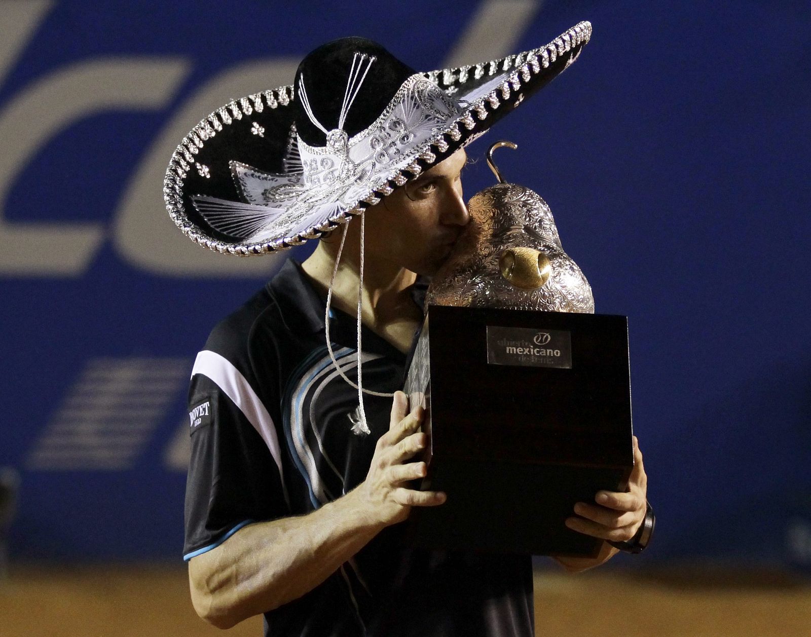 El español David Ferrer besa el trofeo conseguido en el Abierto de México esta temporada