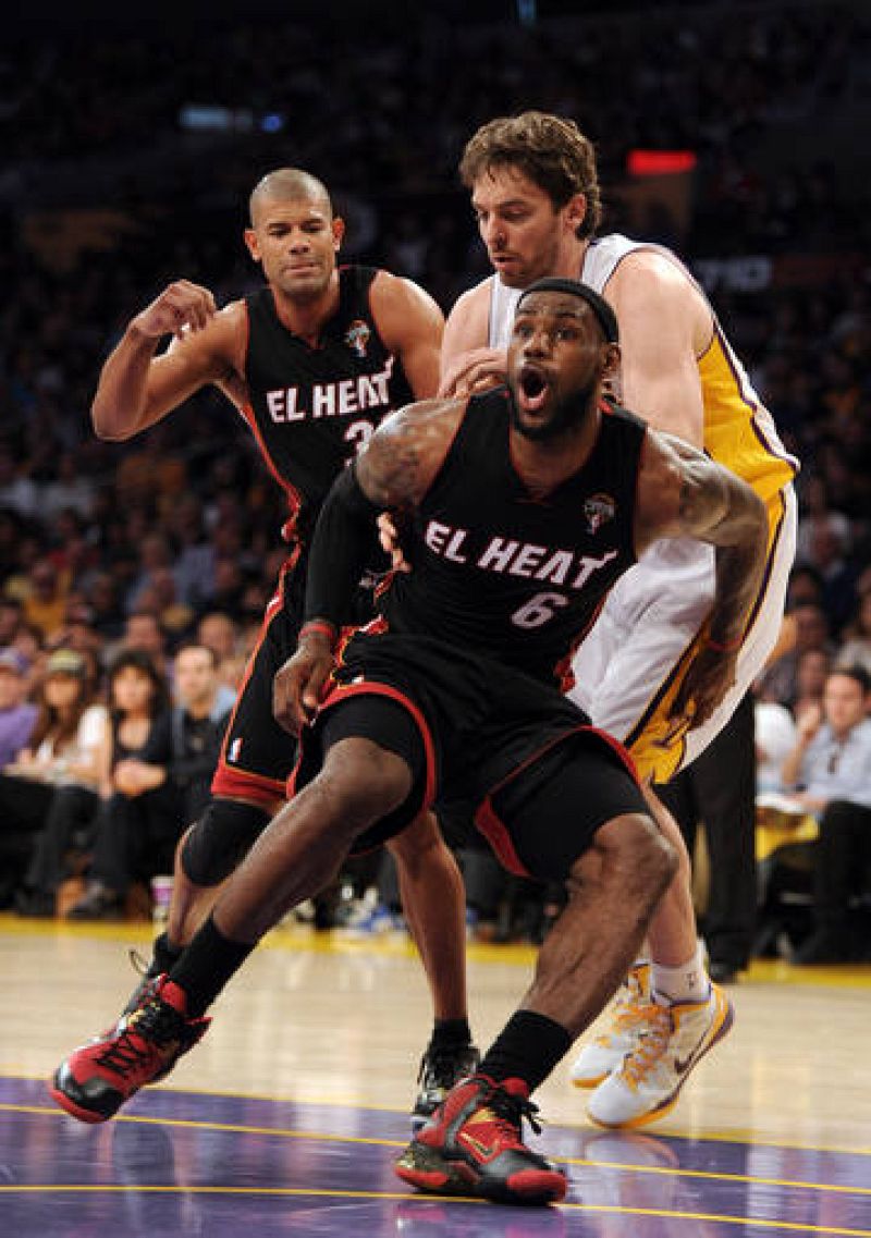 Pau Gasol, entre Battier y LeBron James.