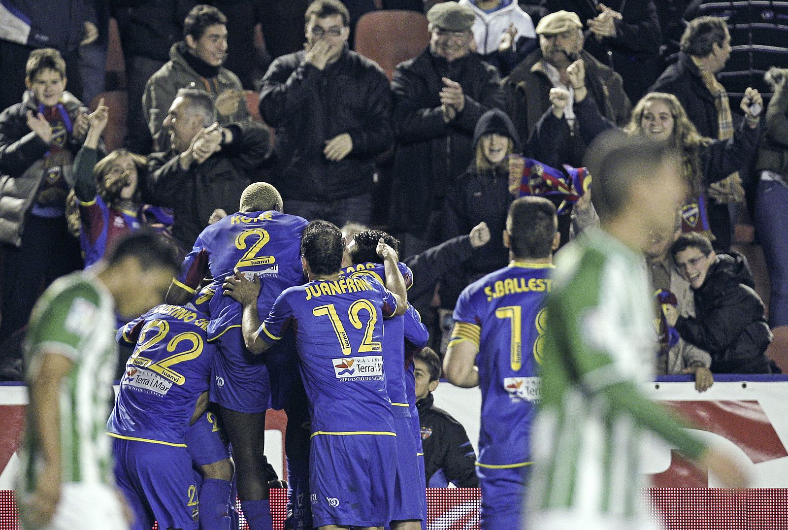 Los jugadores del Levante UD celebran su primer gol ante el Real Betis.