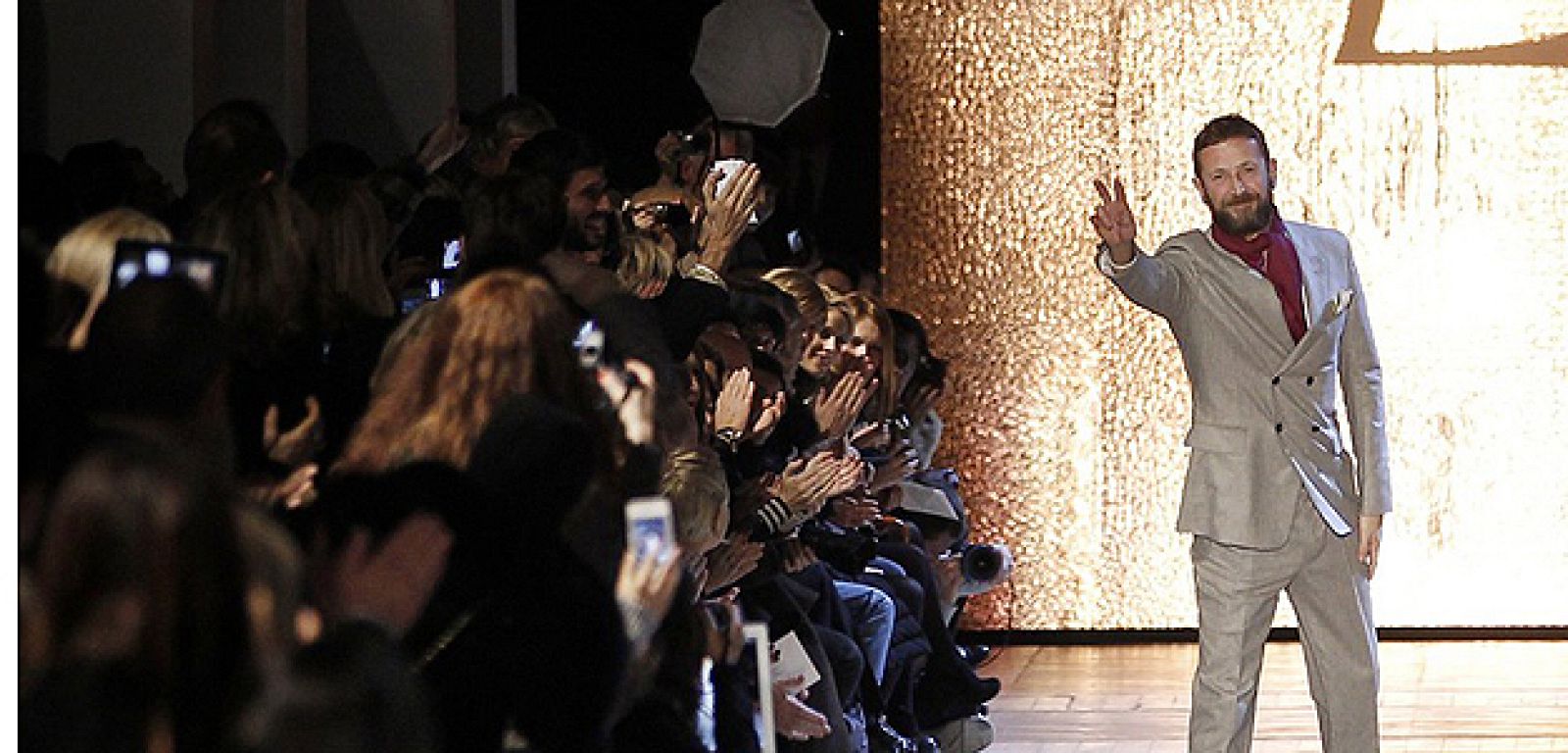 Stefano Pilati saluda tras su último desfile para Yves Saint Laurent.