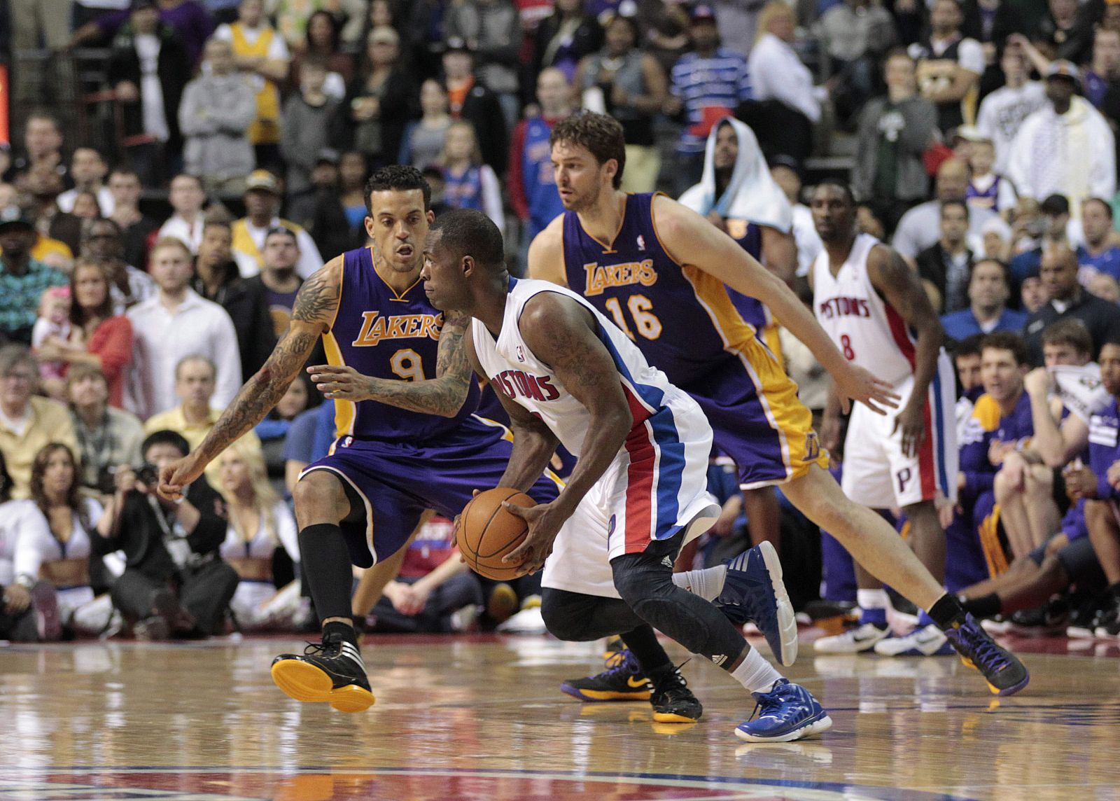 Rodney Stuckey de los Pistons controla el balón ante la marca de Matt Barnes (i) y Pau Gasol (d) de los Lakers.