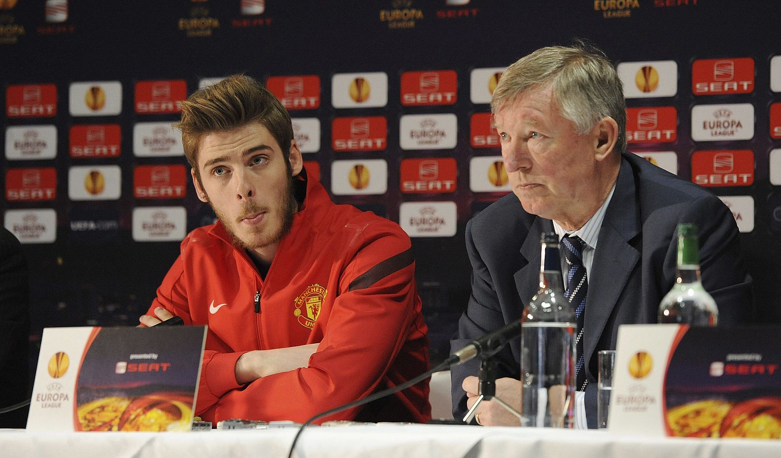 El guardameta español del Manchester United, David De Gea (i), y el entrenador del equipo, sir Alex Ferguson (d)